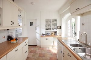 Kitchen (1)- click for photo gallery